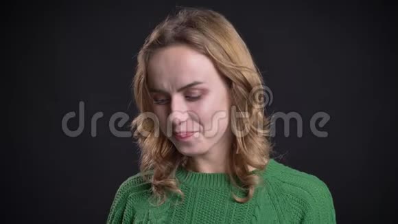 成年白种人女性在镜头前害羞的特写镜头视频的预览图