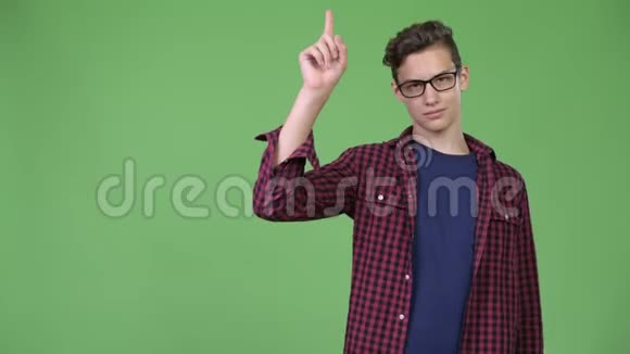 年轻英俊的青少年书呆子手指视频的预览图