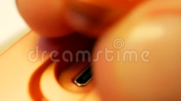 无线便携式橙色扬声器的微型USB端口视频的预览图
