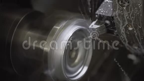 数控切割机的特写镜头刀具加工金属零件视频的预览图