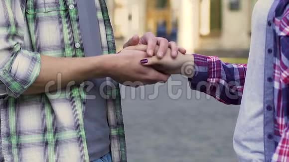 男人牵着女孩的手抚摸着女孩大学情侣初恋视频的预览图
