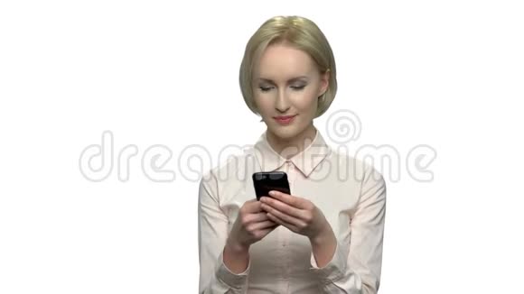 微笑优雅的女人用手机视频的预览图