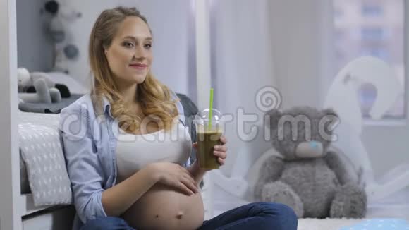 孕妇用冰沙微笑的肖像视频的预览图