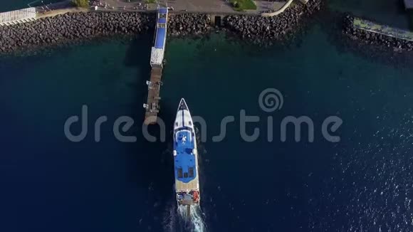 从上往下看船到达时有游客在港口湾海运索伦托市旅游概念vaca视频的预览图