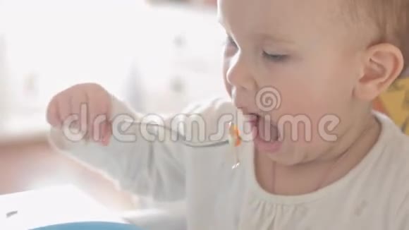 孩子玩食物视频的预览图