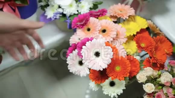 男人在花店为妻子挑选花束花型视频的预览图