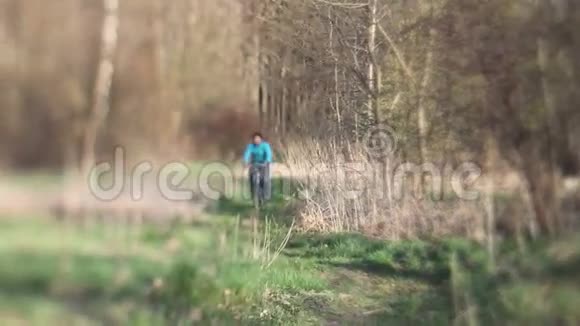 在树林里骑复古自行车的人视频的预览图