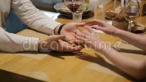 年轻夫妇牵着手在美食餐厅的晚餐约会之夜调情玩得很开心视频的预览图