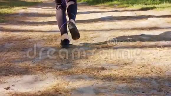在森林里奔跑的年轻女子的脚视频的预览图