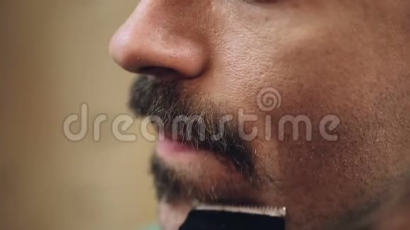 男性小心刮胡子梳头个人卫生视频的预览图