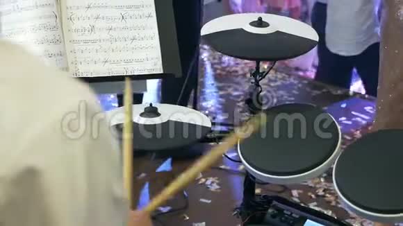 人在一个音乐小组里打鼓现场表演台上的鼓手特写视频的预览图
