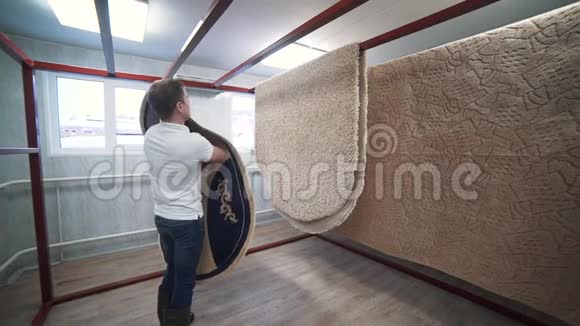 空气电离作用下房间地毯的干燥视频的预览图