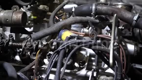 清洁发亮的汽车发动机准备修理视频的预览图