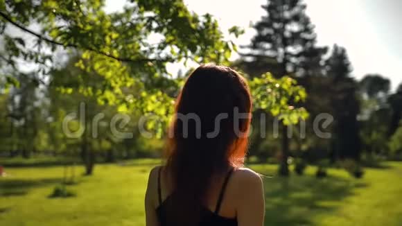 森林里年轻的红发女孩转过身来看上去非常开朗和快乐视频的预览图