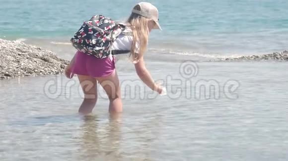 海边的小女孩带着一艘纸船慢动作视频的预览图