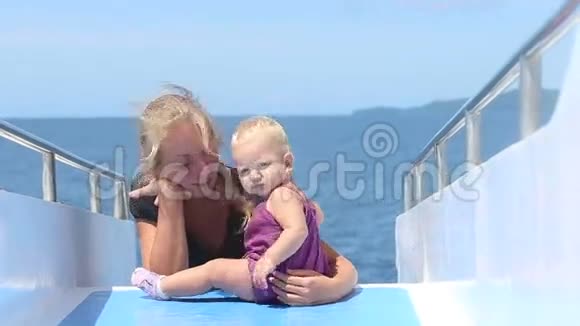 孩子放母亲在船上视频的预览图