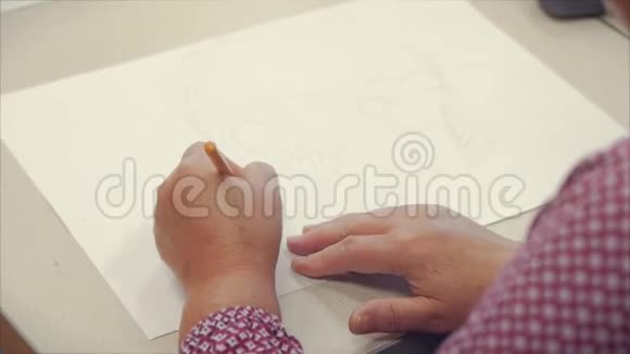 艺术家在画布纸上画一条黄色的画艺术家在工作室里造物主做一个刷子的运动视频的预览图