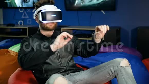 玩家第一次看到虚拟现实一个年轻人试图抓住不存在的东西视频的预览图