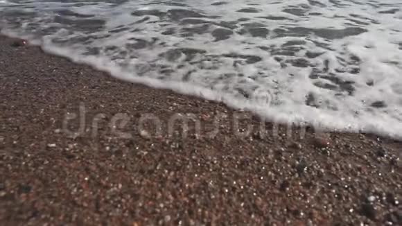 海水在海滩岸边冲刷视频的预览图
