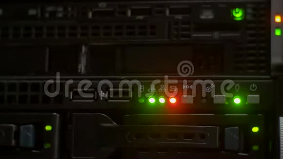 服务器上红绿灯闪烁视频的预览图