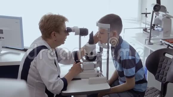 使用特殊光学设备检查儿童视力视频的预览图