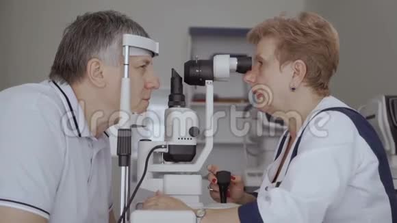 成人用特殊的光学设备检查视力视频的预览图