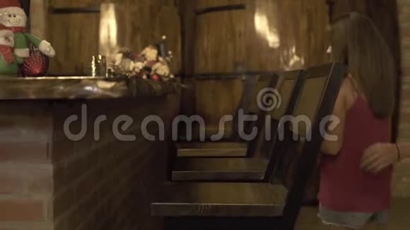 快乐的女人和男人坐在酒吧而浪漫的约会在餐厅一对恋爱中的情侣坐在酒吧的咖啡馆里视频的预览图