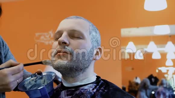 女造型师染理发店男男子胡须个人护理美容视频的预览图