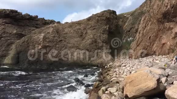 丹麦博尔赫姆的骆驼岩哈默什的独特特色岩石视频的预览图