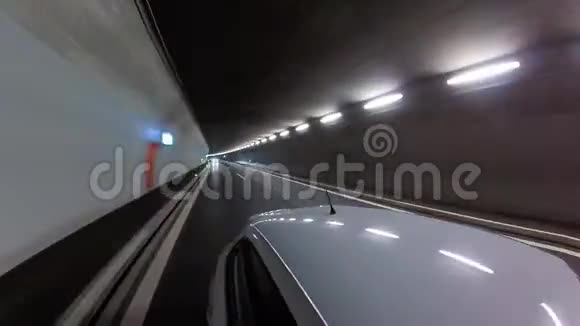 快速驾驶汽车在隧道视频的预览图