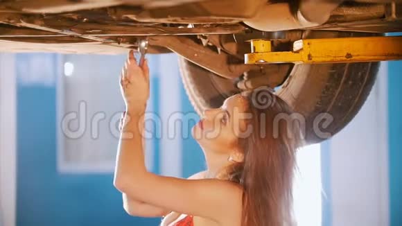 修理工女孩用扳手修理汽车视频的预览图