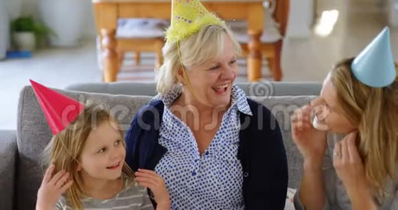 多代家庭在4k沙发上庆祝生日视频的预览图