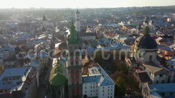 乌克兰利沃夫老城区中部的Uspinska教堂空中录像视频的预览图