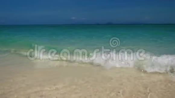 海滩上清澈的蓝色海水带着海浪视频的预览图