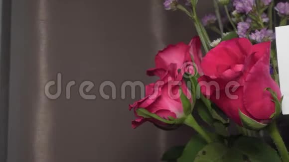 带空白贺卡的粉色玫瑰花排序视频的预览图