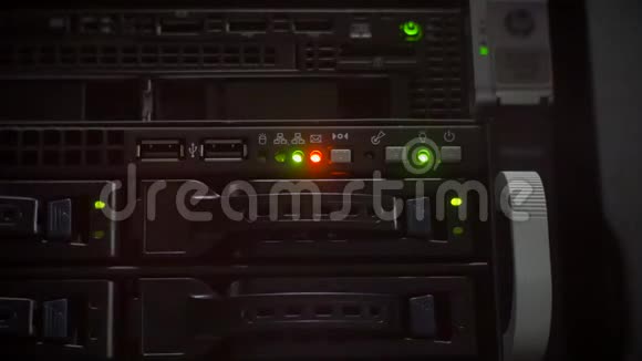 服务器上红绿灯闪烁视频的预览图