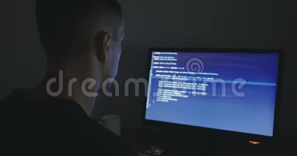 IT专业黑客程序员晚上在网络安全中心工作视频的预览图