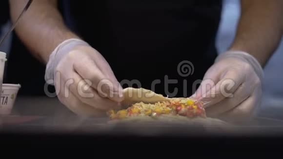厨师长装饰一盘高级菜肴鱼菜视频的预览图