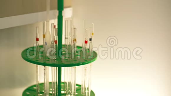 在实验室里有三脚架用于装有烧瓶或试管的试管视频的预览图