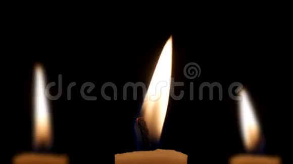 三支蜡烛在黑暗中视频的预览图