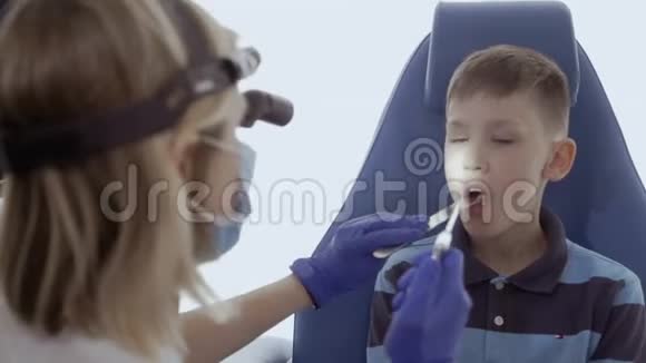 医生用ENT望远镜检查儿童咽喉视频的预览图