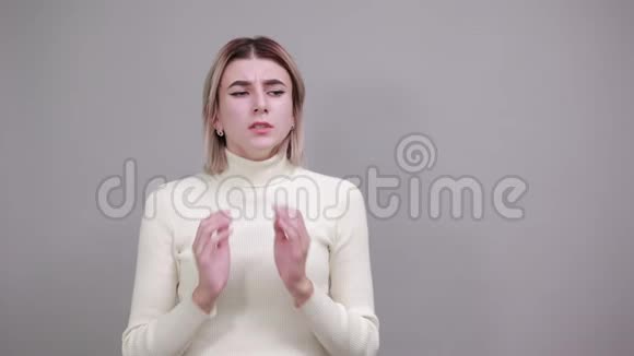 女人俯视的肖像双手交叉祈祷视频的预览图