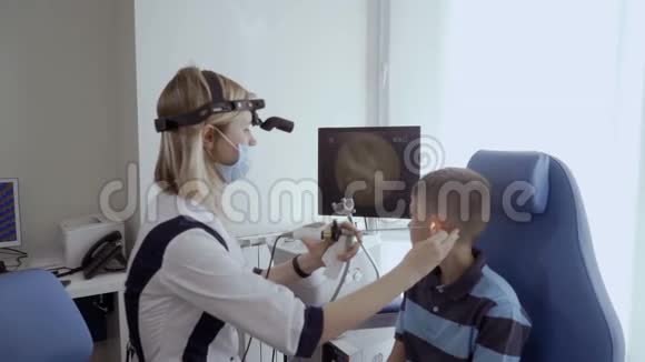 医生用ENT望远镜检查小男孩的耳朵视频的预览图