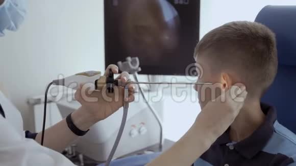 医生用ENT望远镜检查儿童耳朵视频的预览图