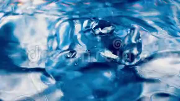 水滴掉下来慢动作视频的预览图