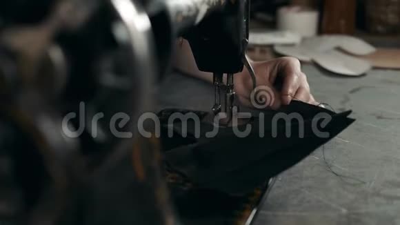 缝制工艺的皮鞋生产厂家袋带男人缝纫后面的手皮革车间手工制作视频的预览图