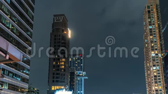 在云的背景下在市中心的夜晚特写塔楼的顶部视频的预览图