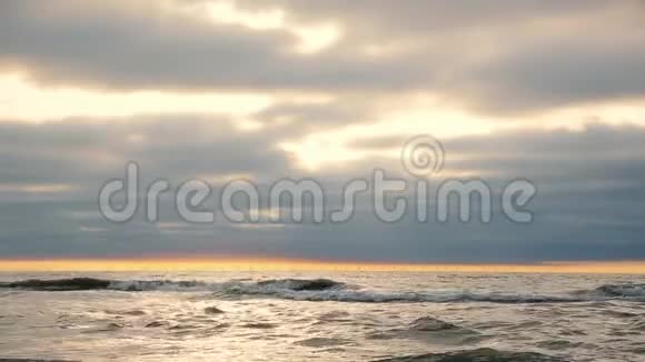 海面上的风精彩的背景日落时美丽的沙滩浪到岸边视频的预览图