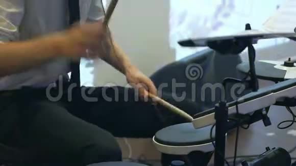 人在一个音乐小组里打鼓现场表演台上的鼓手特写视频的预览图