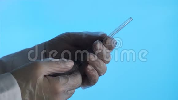 医生戴着乳胶手套拿着注射器和针头视频的预览图